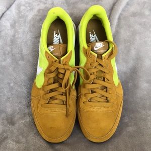 BRAND NEW WOMEN’S NIKE INTERNATIONALIST